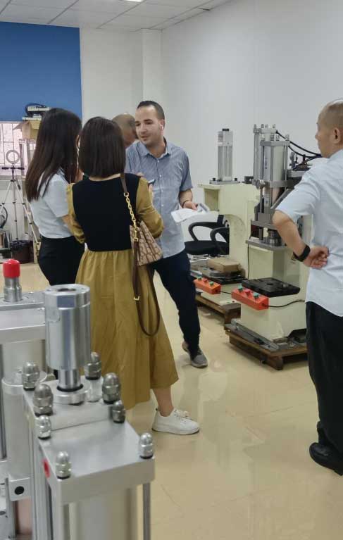 色佬视频在线免费观看 玖容公司与外国客户合作圆满结束